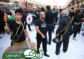 حضور پرشور دسته‌های عزاداران حسینی در بین الحرمین